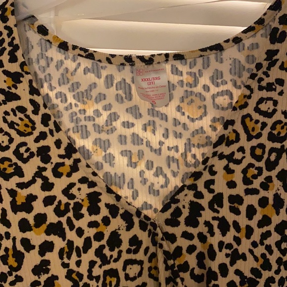 V-neck crop from Walmart. It is a size 3X but I would say more so one 1X/2X fit. - Picture 4 of 5